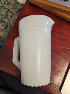 Vintage Tupperware 1 Quart white Pitcher 874-11 with Red Lid 875-18